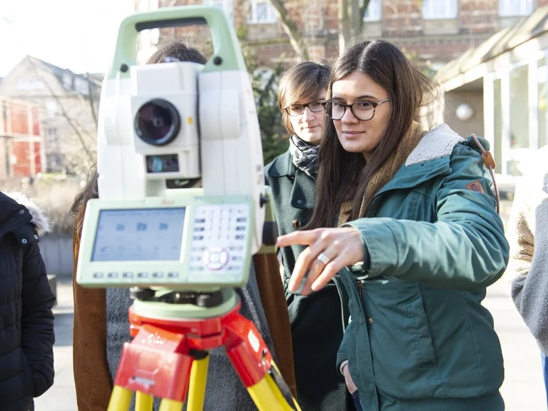 Die Schnupper-Uni "Perspektive Math-Nat!" geht in die 24. Runde. Sei dabei und erfahre mehr über die Arbeit und den Alltag unserer Wissenschaftlerinnen