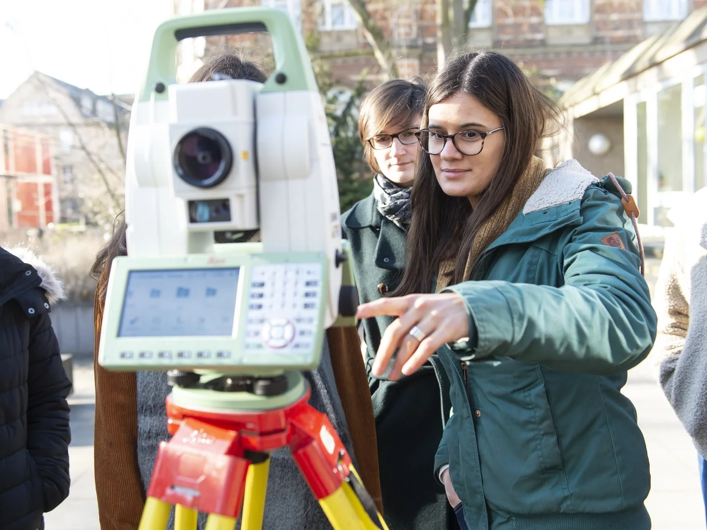 Die Schnupper-Uni "Perspektive Math-Nat!" geht in die 24. Runde. Sei dabei und erfahre mehr über die Arbeit und den Alltag unserer Wissenschaftlerinnen