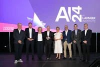 Der international renommierte KI-Experte Prof. Dr. Sebastian Thrun wurde auf der AI24 mit dem ersten Lamarr Award ausgezeichnet. Von links: Lamarr Co-Direktor Prof. Dr. Michael ten Hompel, Lamarr Co-Direktor und Informatik-Professor an der Uni Bonn Dr. Stefan Wrobel, Lamarr-Mitgründerin Prof. Dr. Katharina Morik, Award-Träger Prof. Dr. Sebastian Thrun, NRW-Wissenschaftsministerin Ina Brandes, Rektor TU Dortmund Prof. Dr. Manfred Bayer, Lamarr Co-Direktor u. Informatik-Professor an der Uni Bonn Dr. Christian Bauckhage, Lamarr Co-Direktor Prof. Dr. Jakob Rehof.