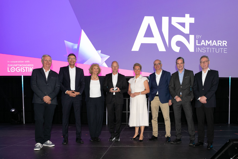 Der international renommierte KI-Experte Prof. Dr. Sebastian Thrun wurde auf der AI24 mit dem ersten Lamarr Award ausgezeichnet. Von links: Lamarr Co-Direktor Prof. Dr. Michael ten Hompel, Lamarr Co-Direktor und Informatik-Professor an der Uni Bonn Dr. Stefan Wrobel, Lamarr-Mitgründerin Prof. Dr. Katharina Morik, Award-Träger Prof. Dr. Sebastian Thrun, NRW-Wissenschaftsministerin Ina Brandes, Rektor TU Dortmund Prof. Dr. Manfred Bayer, Lamarr Co-Direktor u. Informatik-Professor an der Uni Bonn Dr. Christian Bauckhage, Lamarr Co-Direktor Prof. Dr. Jakob Rehof.
