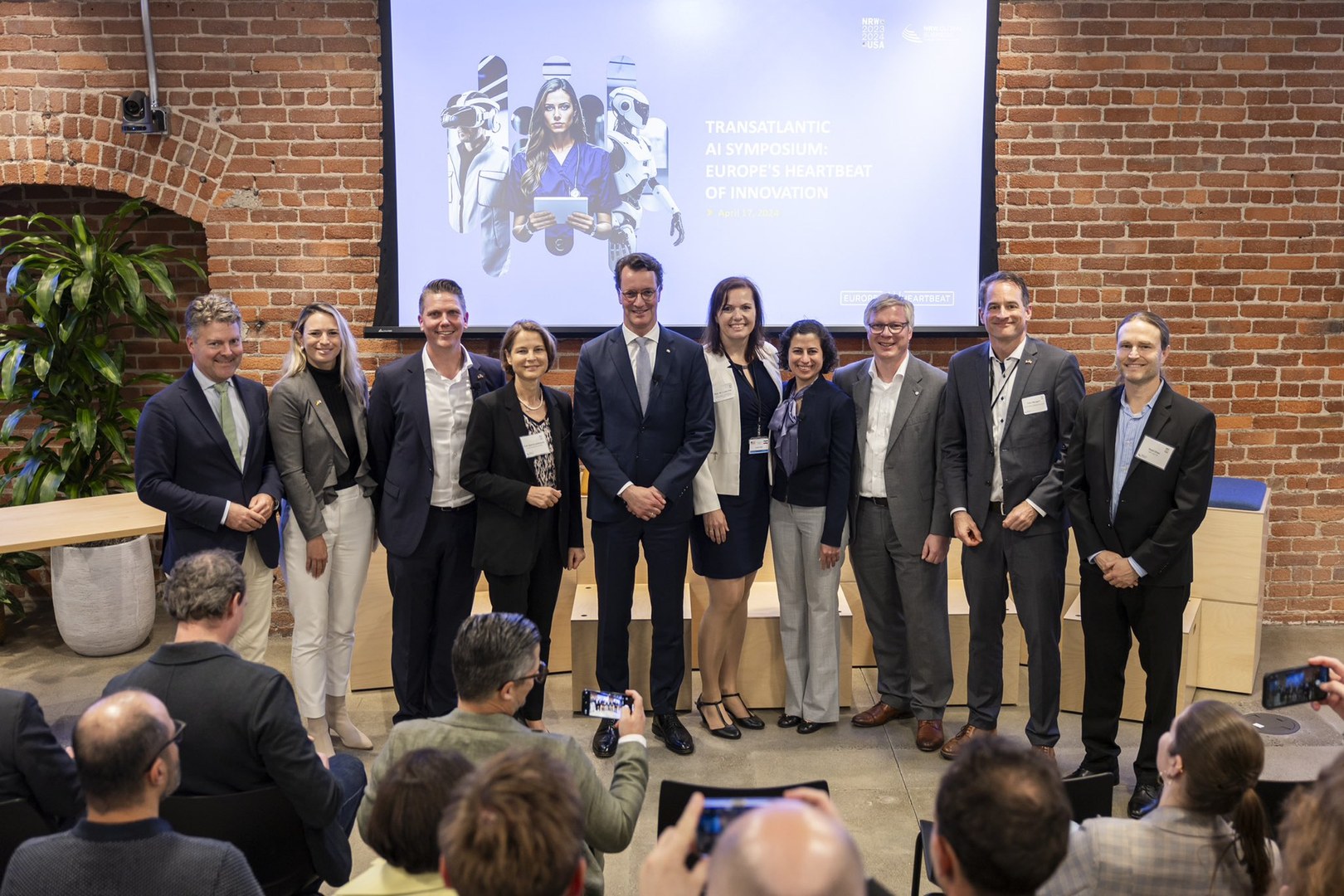 Prof. Dr. Lucie Flek – rechts neben NRW-Ministerpräsident Hendrik Wüst im Bild – als Sondergast bei dem „Transatlantic AI Symposium: Europe’s Heartbeat of Innovation“ in San Fransisco.