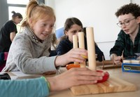 Von Rätseln bis Roboter: Schülerinnen lernen, wie spannend die Informatik sein kann.