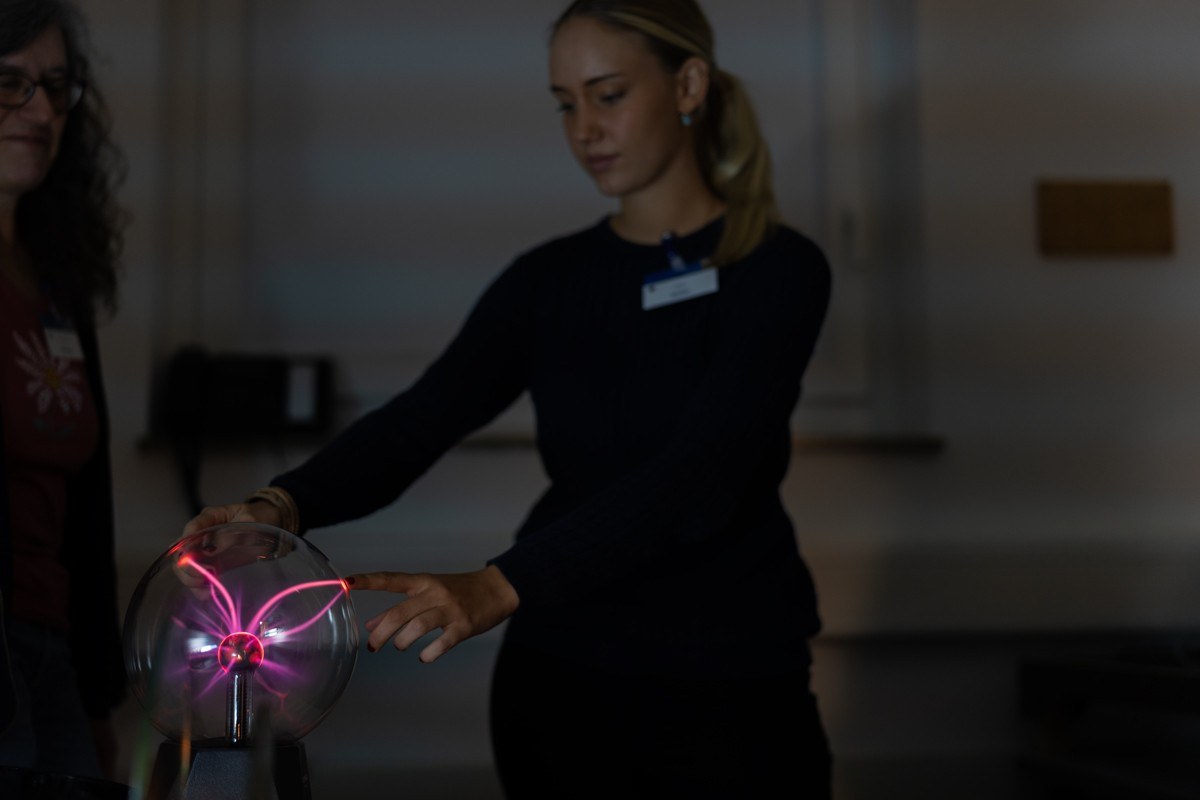 Ein Klassiker im Physik-Workshop: Bei Berührung der Plasmakugel entstehen faszinierende Lichteffekte, die durch elektrische Entladungen erzeugt werden.