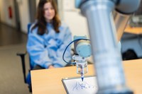 Der Malroboter Steve zeichnet den Kopf einer Girls'Day-Teilnehmerin