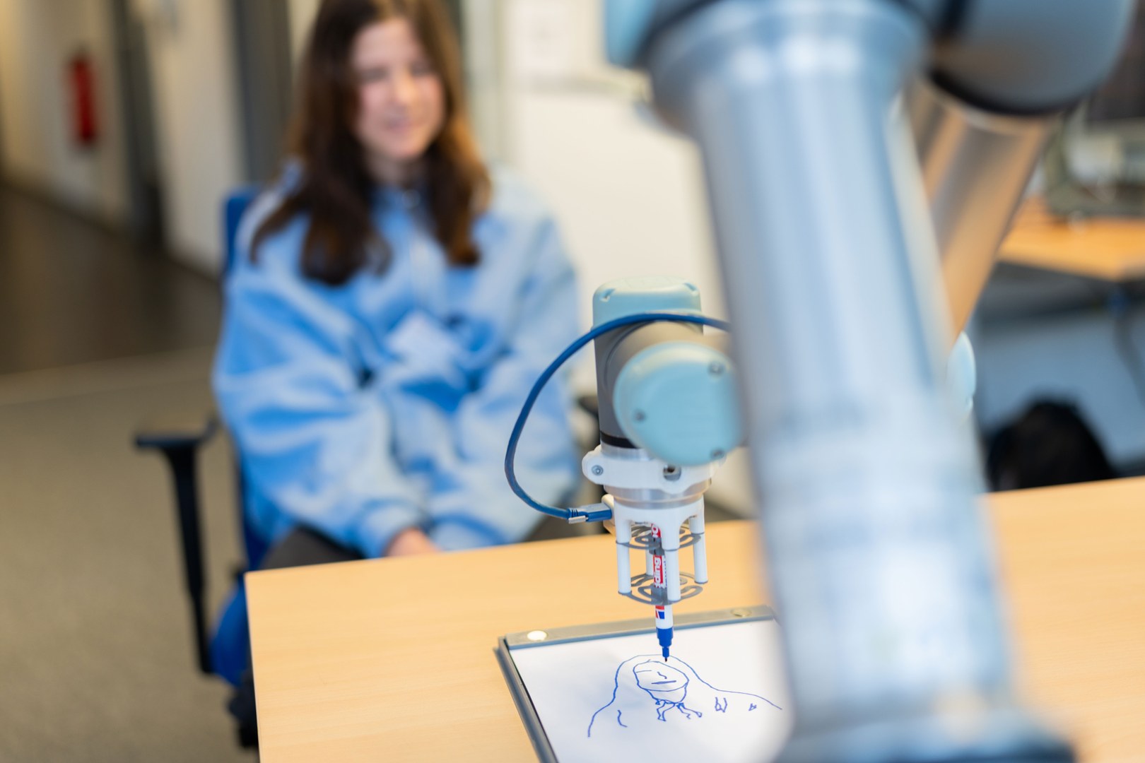 Der Malroboter Steve zeichnet den Kopf einer Girls'Day-Teilnehmerin