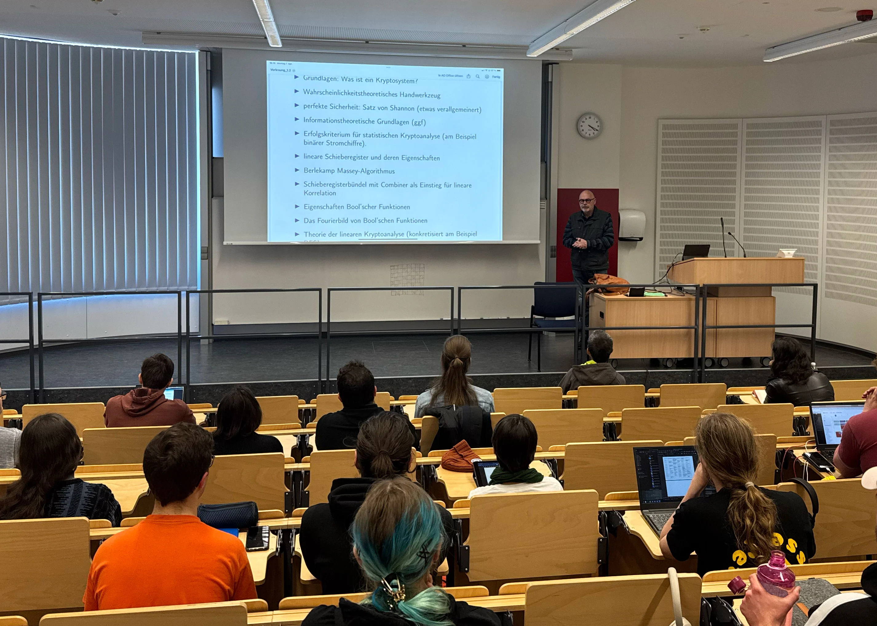 Anfang April startete die Vorlesung „Klassische Kryptografie, Kryptoanalyse und Bool’sche Funktionen“ mit Dr. Gerhard Schabhüser