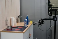 An der Station „Gesucht & Gefunden“ der Arbeitsgruppe „Robot Perception and Learning“ öffnete der Haushaltsroboter Stretch Schubladen und suchte Gegenstände für die Besucherinnen und Besucher