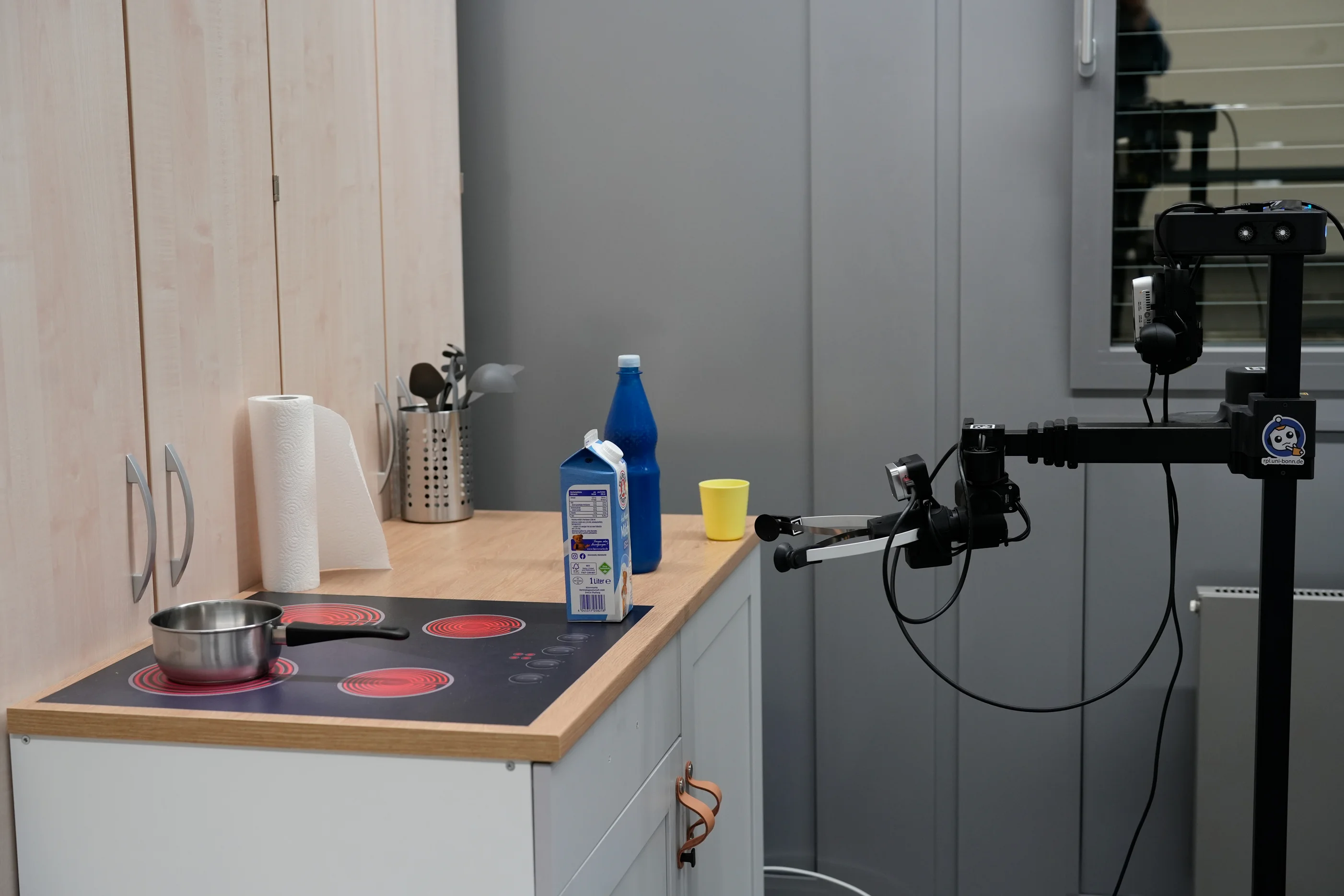 An der Station „Gesucht & Gefunden“ der Arbeitsgruppe „Robot Perception and Learning“ öffnete der Haushaltsroboter Stretch Schubladen und suchte Gegenstände für die Besucherinnen und Besucher