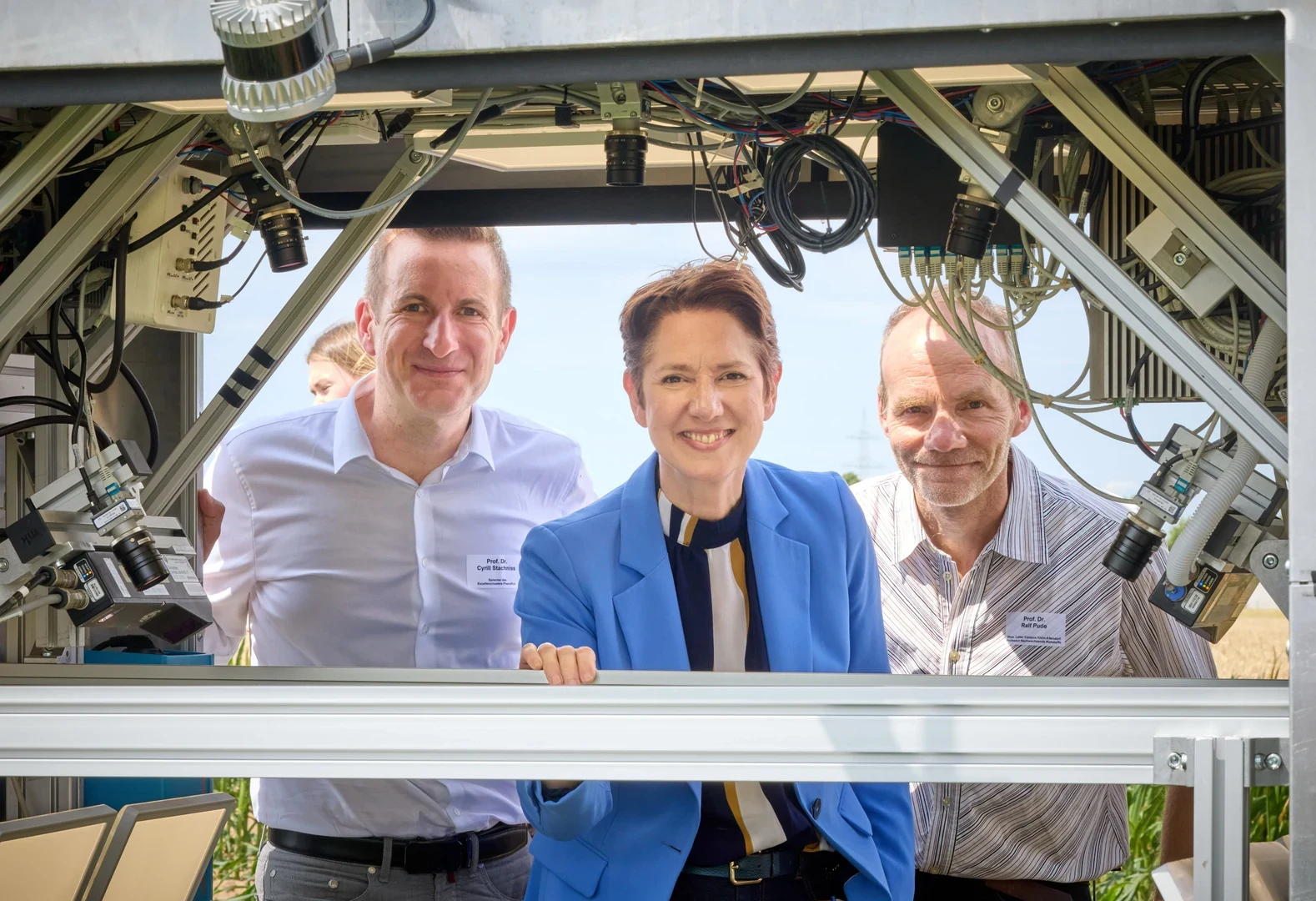 Von links nach rechts: Prof. Dr. Cyrill Stachniss, NRW-Landwirtschaftsministerin Silke Gorißen und Prof. Dr. Ralf Pude.