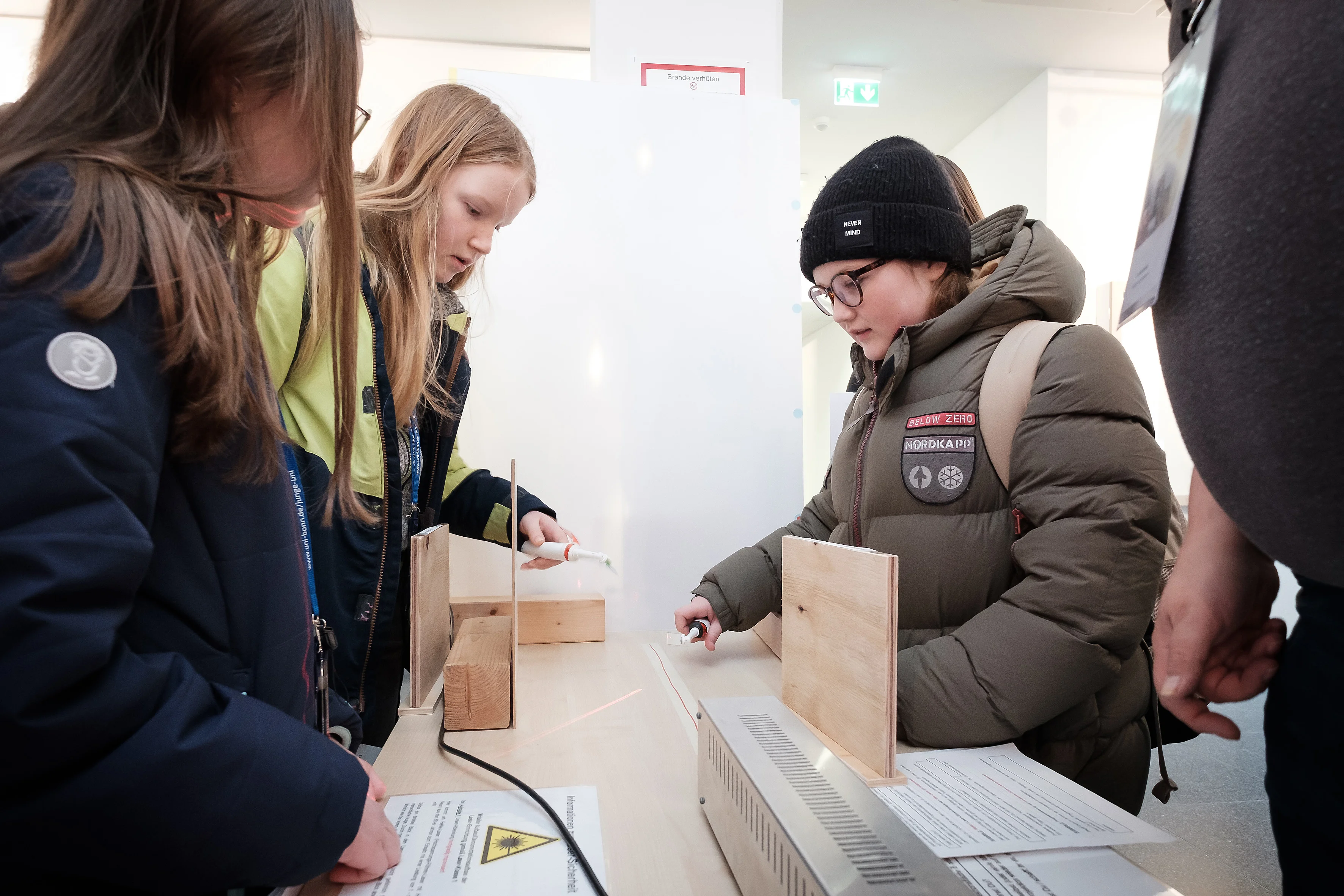 Wissenschaftsrallye 2025 Poppelsdorf: At the computer science station, pupils gained insights into how lasers work.