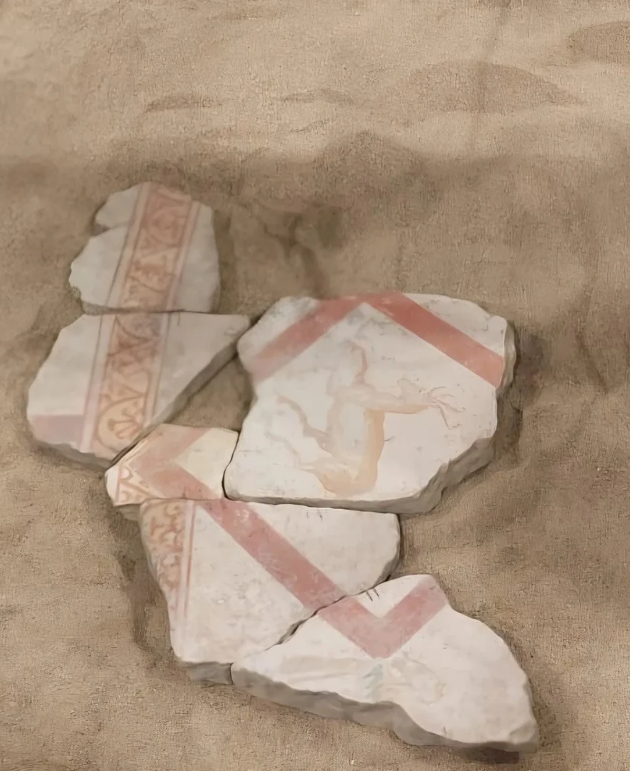 Puzzling in Pompeii – fragments of a wall relief are the pieces for the robot puzzle