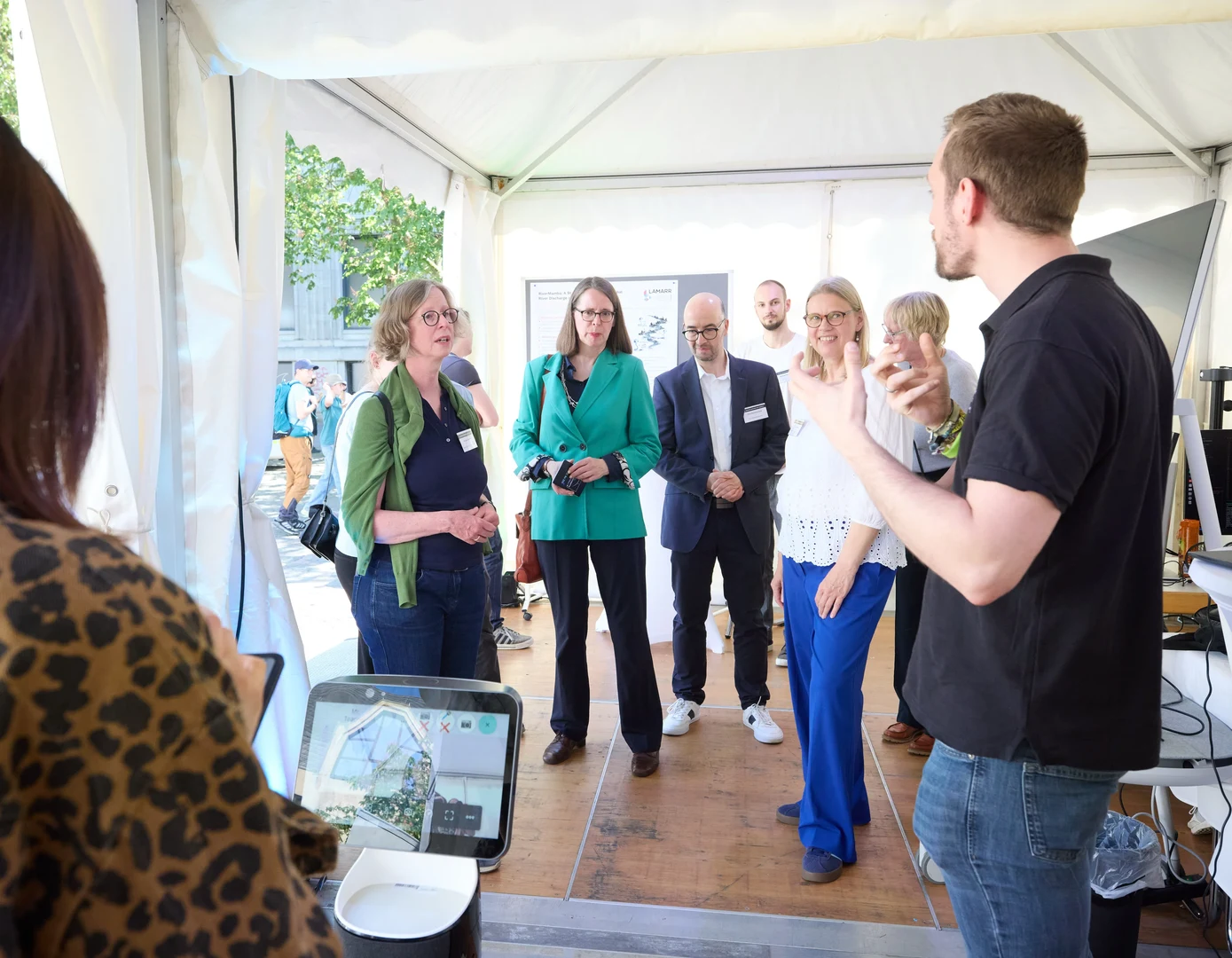 Mayor Nicole Unterseh visits the Informatik Bonn booth