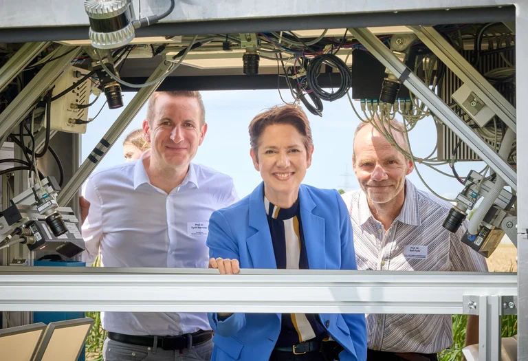 From left to right: Prof. Dr. Cyrill Stachniss, NRW Minister of Agriculture Silke Gorißen, and Prof. Dr. Ralf Pude.