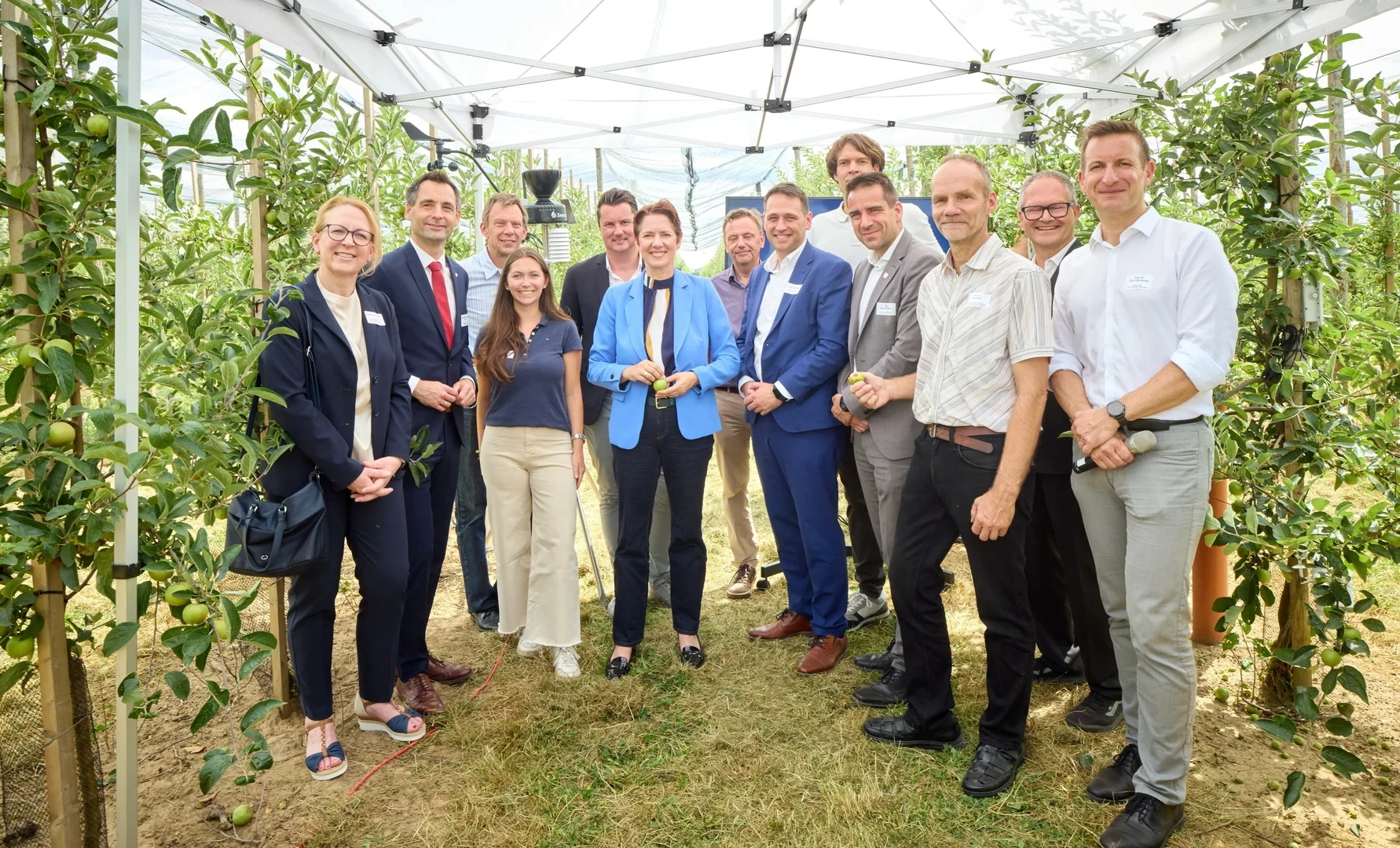 From left to right: Regina Rosenstock (Head of the Department of Economic Development and Strategic District Development), Jonathan Grunwald (Member of the State Parliament), Silke Gorißen (Minister of Agriculture for North Rhine-Westphalia), Sven Tobias Schnieber (Mayor of Meckenheim), Dr. Daniel Phiesel (Mayor of Rheinbach), Prof. Dr. Ralf Pude (Academic Director of the Klein-Altendorf Campus), Prof. Dr. Cyrill Stachniss (Spokesperson for the PhenoRob Cluster of Excellence)