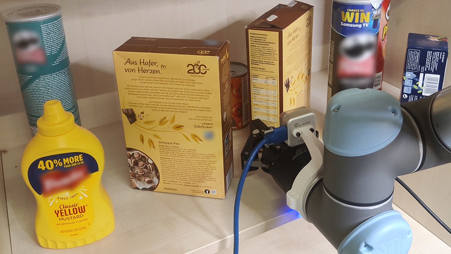 Eine Wissenschaftlerin und ein Wissenschaftler arbeiten hinter einer Glasfassade und mischen Chemikalien mit Großgeräten.